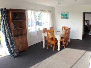 3 Bedroom Apartment | In-room dining - Sea Vista Apartments (Auckland)