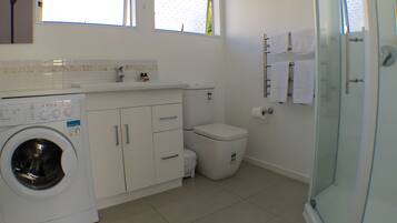 2 Bedroom Apartment | Bathroom | Shower, free toiletries, hair dryer, towels
