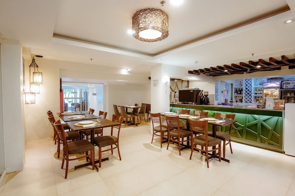 S'hi serveixen esmorzars, dinars i plats de cuina local i internacional