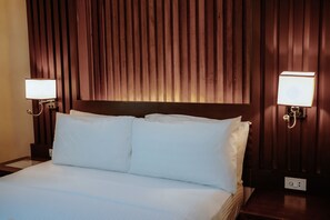 Deluxe Double Room | Individually furnished, desk, laptop workspace, iron/ironing board - Emerald Boutique Hotel (Legazpi)