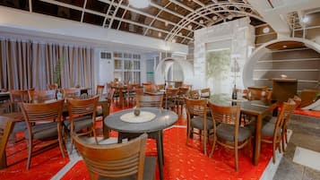 供應早餐、午餐、晚餐;本地及多國菜