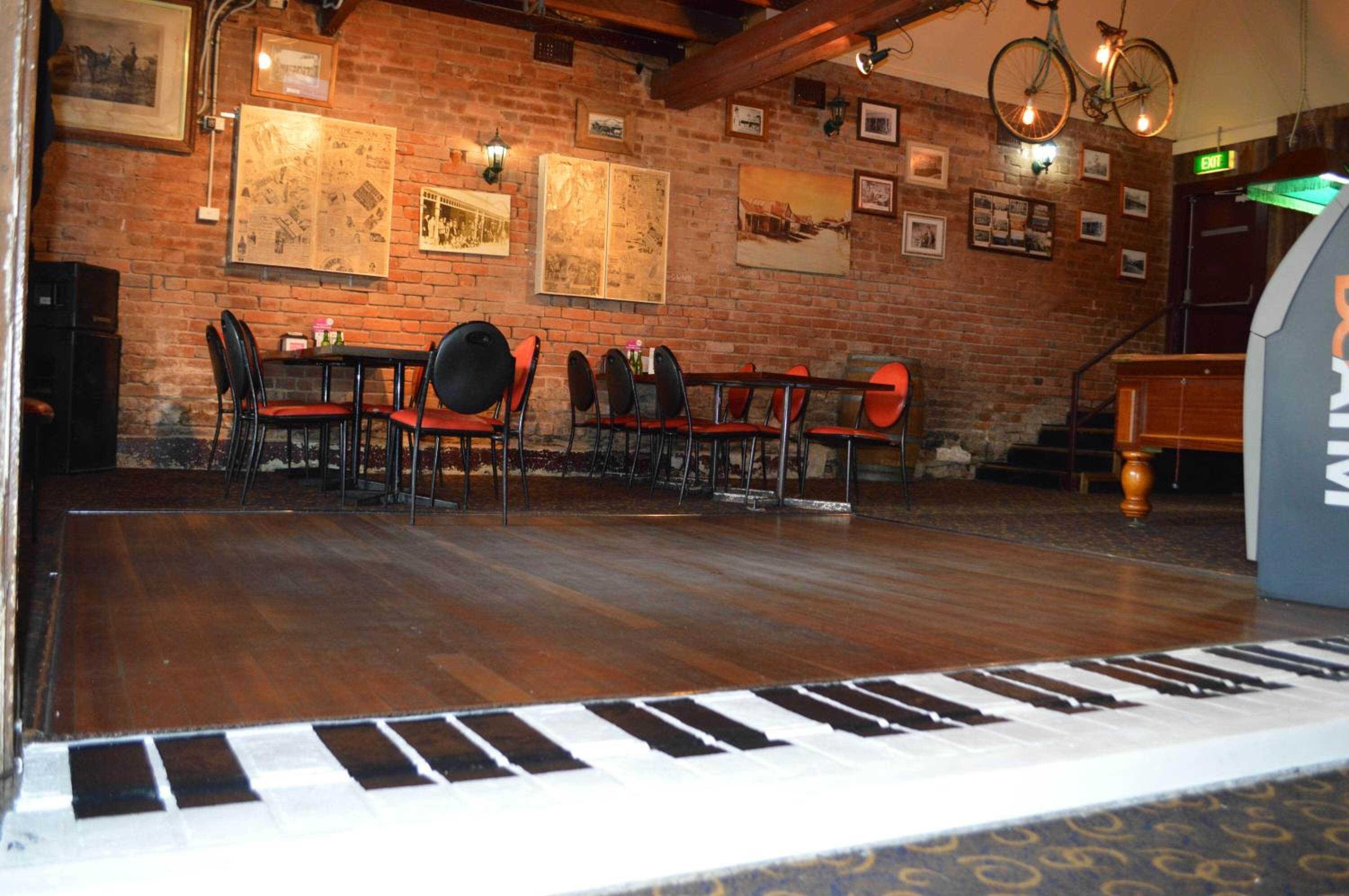 供應午餐和晚餐