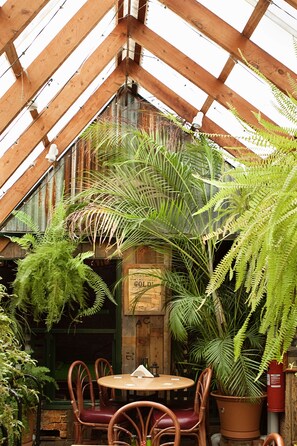 Lunch and dinner served - Prince of Wales Motel (Gulgong)