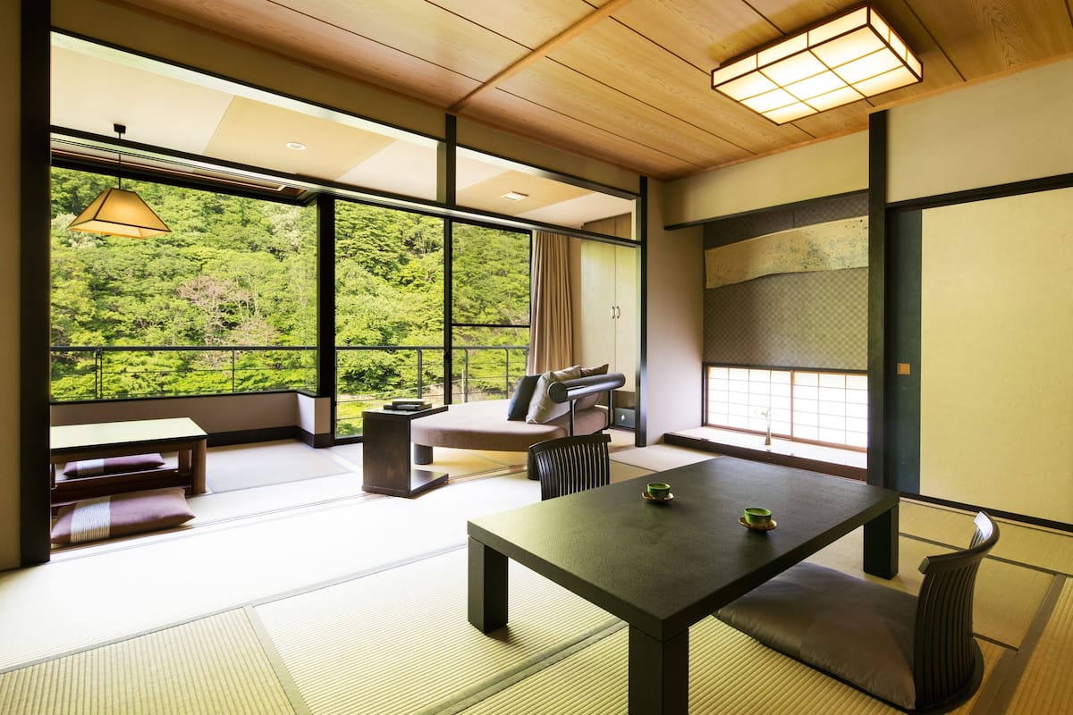 Traditionele kamer, uitzicht op rivier (Japanese-style, WT5) | Een minibar met enkele gratis items, een kluis op de kamer, een bureau