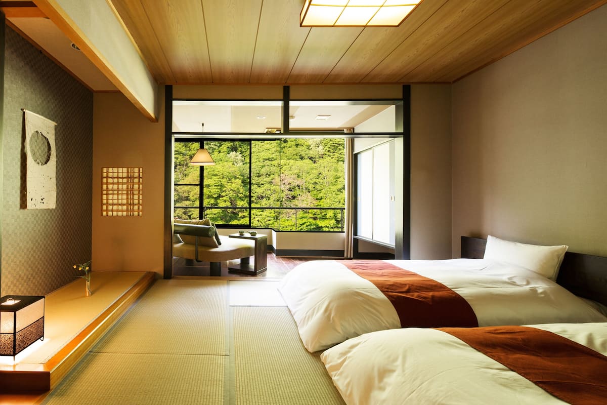 Traditionele kamer, uitzicht op rivier (Japanese-style, W2) | Een minibar met enkele gratis items, een kluis op de kamer, een bureau