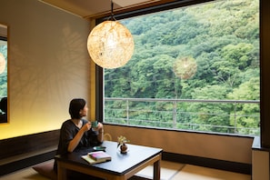 Habitación tradicional, vista al río (Japanese-style, GB2) | Artículos del minibar gratis y caja de seguridad en la habitación 