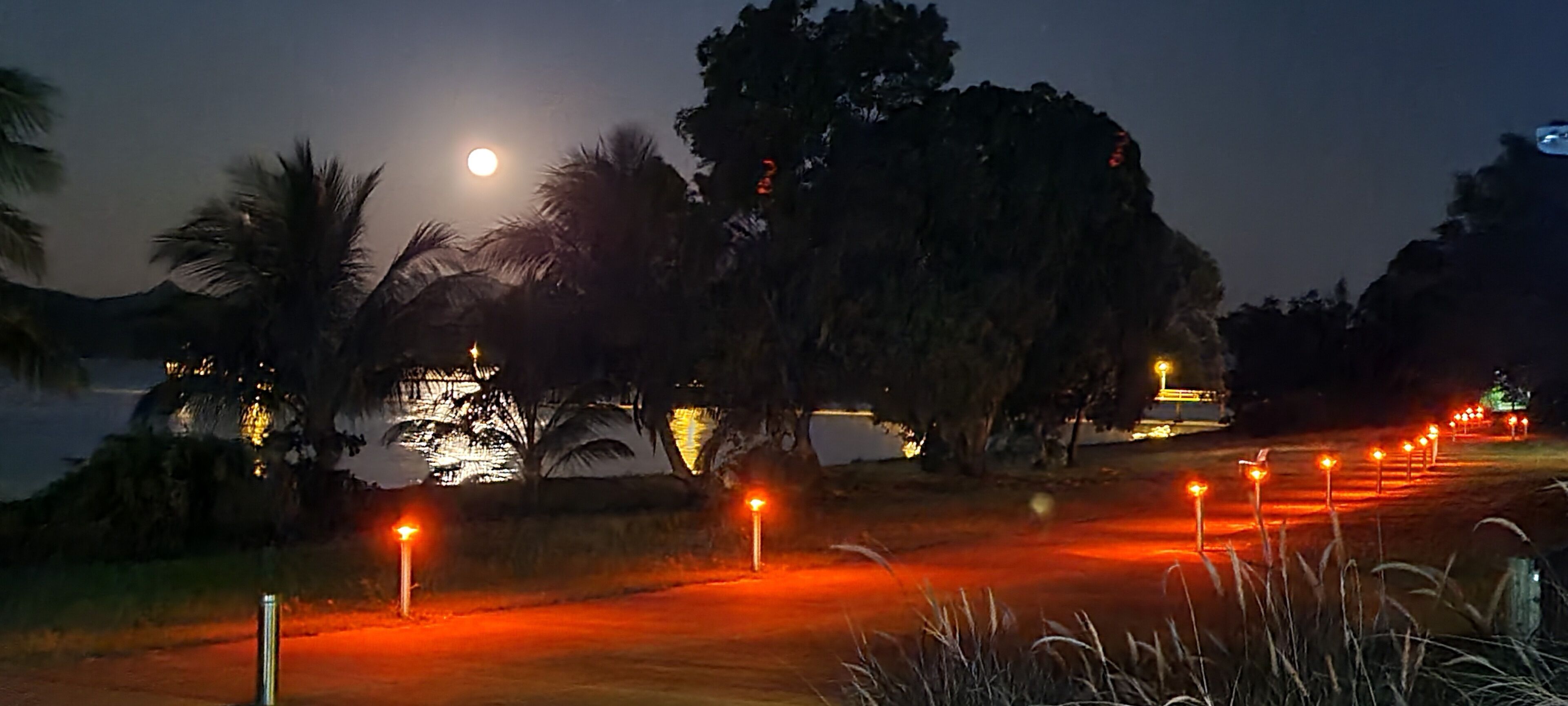 住宿正面 - 傍晚/夜晚