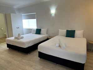 Family Quadruple Room | Blackout drapes, free WiFi, bed sheets - Cardwell Beachfront Motel (Cardwell)