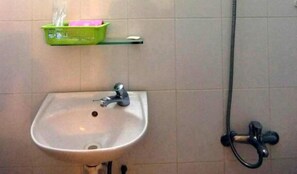 مستلزمات مجانية للعناية الشخصية، خف للقدمين، مناشف