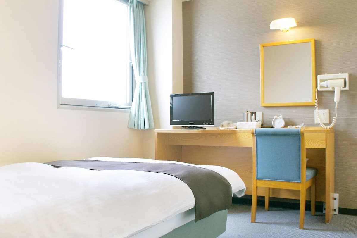 Een bureau, een strijkplank/strijkijzer, gratis wifi, beddengoed