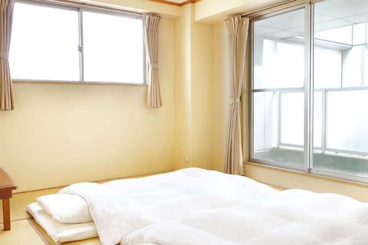 Escritorio, tabla de planchar con plancha, wifi gratis y ropa de cama