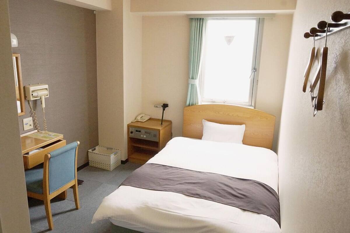 Een bureau, een strijkplank/strijkijzer, gratis wifi, beddengoed