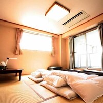 Escritorio, tabla de planchar con plancha, wifi gratis y ropa de cama 