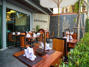 Breakfast, lunch, dinner served; local and international cuisine 