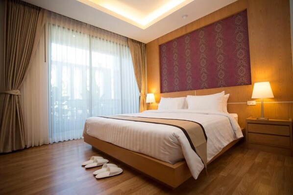 Escritorio, cortinas blackout, cunas gratuitas y wifi gratis 