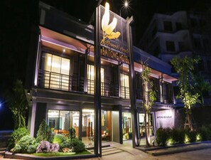 Fachada da propriedade à noite