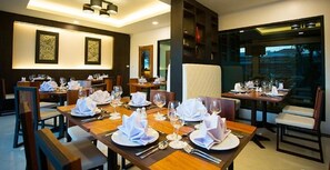 Se sirven desayunos, comidas, cenas y cocina local e internacional 