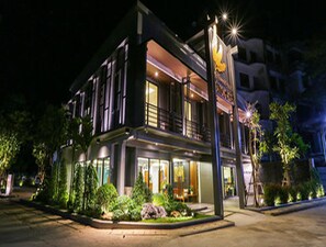 Bagian depan properti - sore/malam