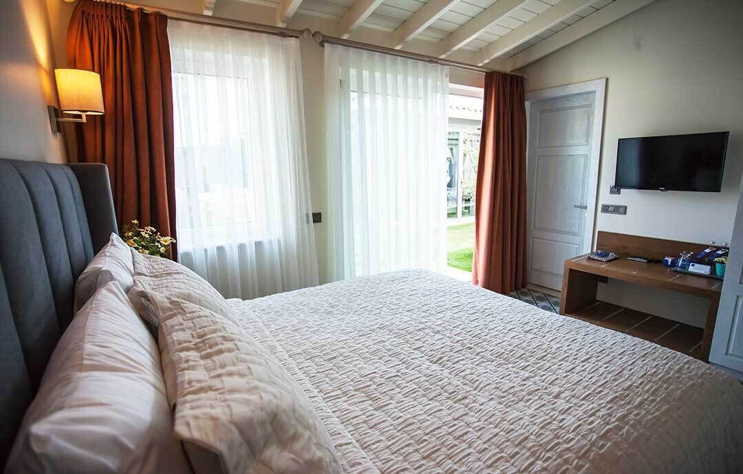 Roupas de cama premium, frigobar, cofres nos quartos