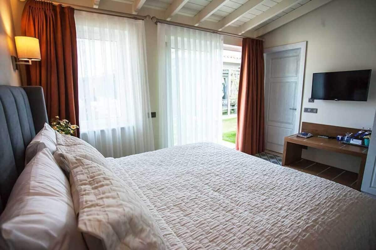 Bộ đồ giường cao cấp, minibar, két bảo mật tại phòng