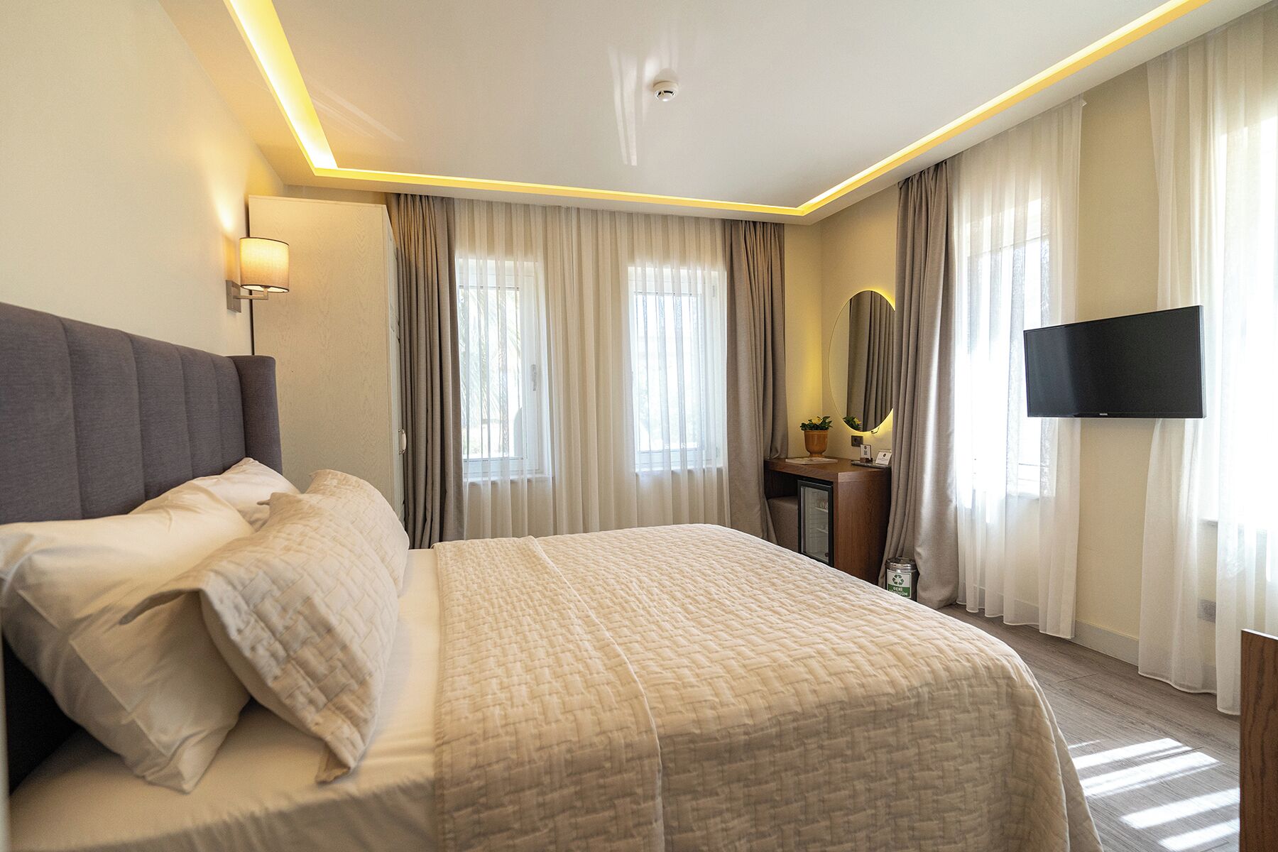 Chuveiro, chuveiro com efeito de chuva, produtos de toalete grátis 