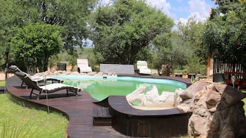 Piscine extérieure, parasols de plage, chaises longues
