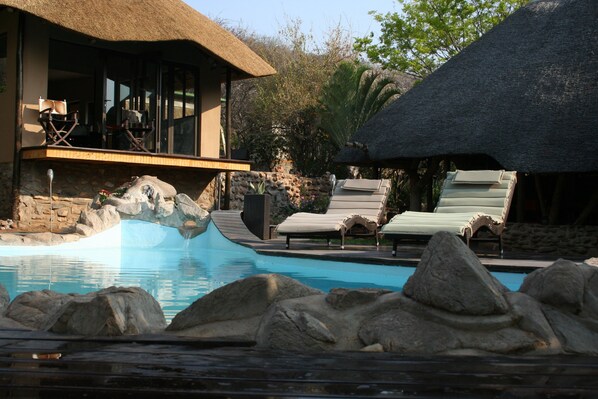 Outdoor pool, pool umbrellas, sun loungers - Ijaba Lodge (Outjo)