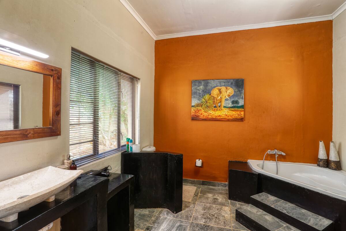Luxury Double Room | Coffres-forts dans les chambres, bureau, Wi-Fi gratuit, draps fournis