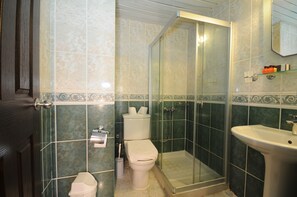 Shower, free toiletries, hair dryer, towels - Mert Seaside Hotel (Marmaris)