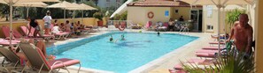Outdoor pool, pool umbrellas, sun loungers - Mert Seaside Hotel (Marmaris)