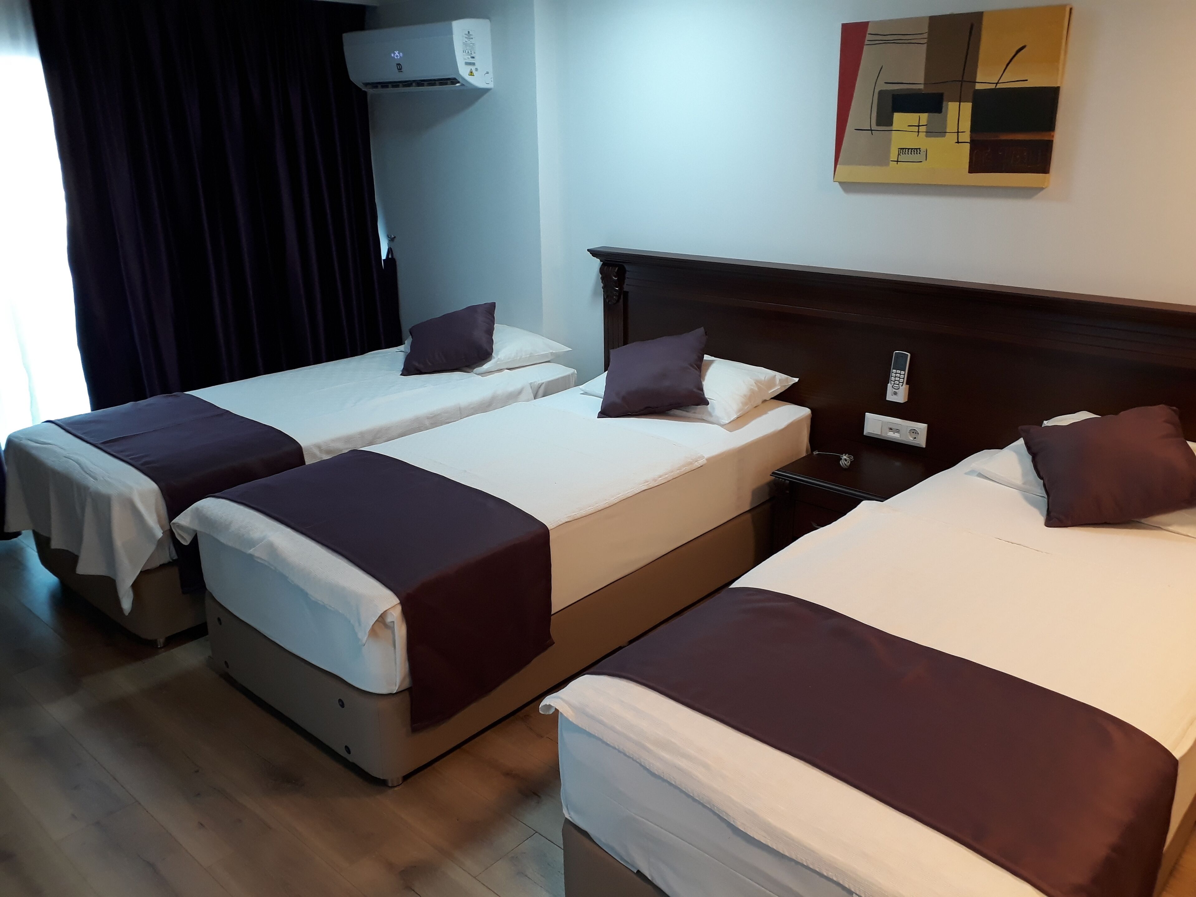 Standard Triple Room | Desk, iron/ironing board, free WiFi