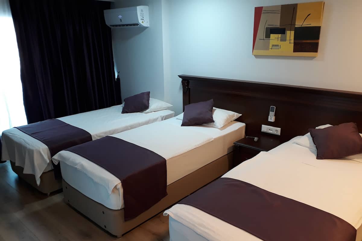 Chambre Triple Standard | Bureau, fer et planche à repasser, Wi-Fi gratuit