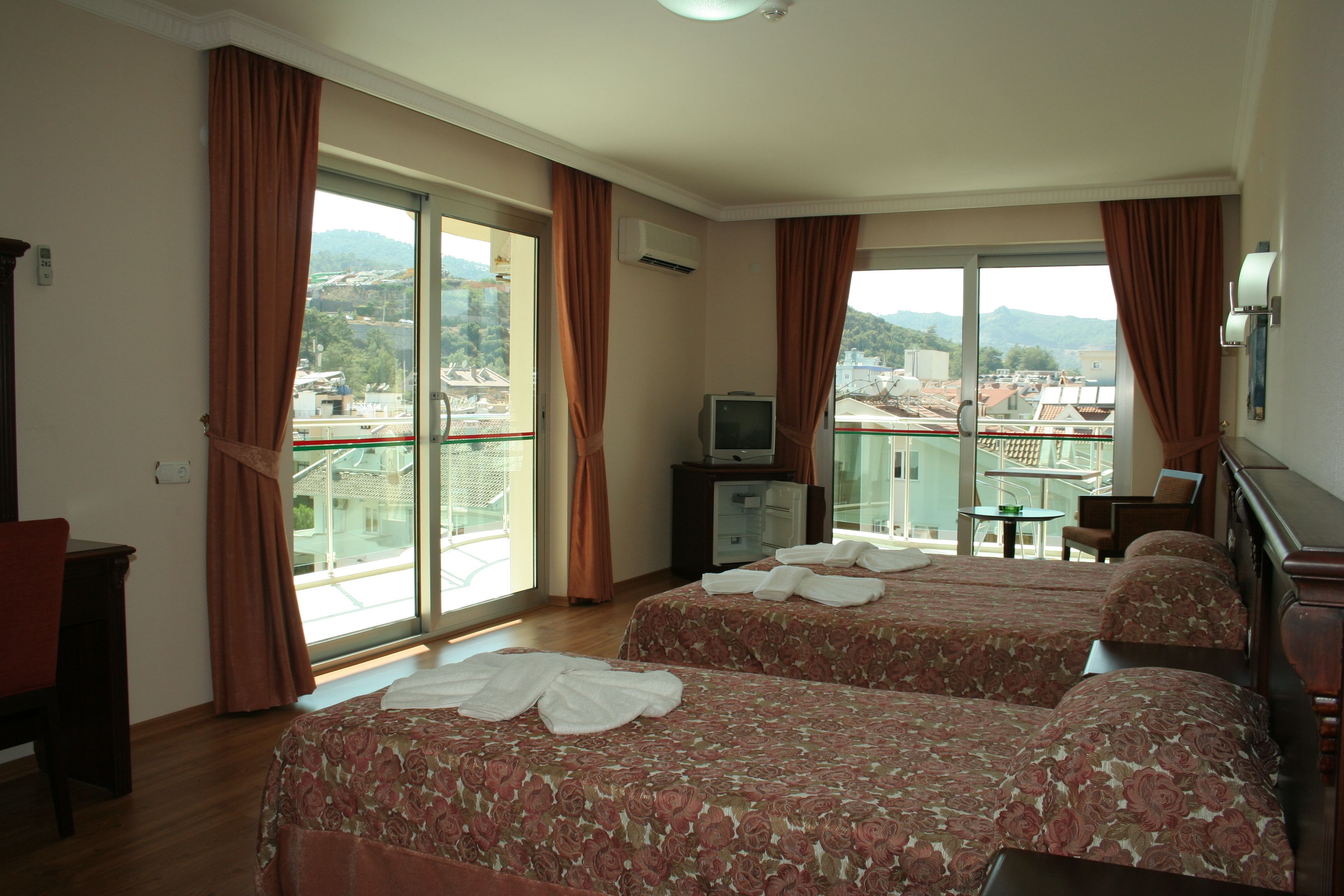 Quarto triplo standard | Escrivaninha, ferros/tábuas de passar roupa, Wi-Fi de cortesia