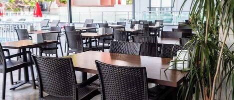 Serveert ontbijt, lunch, diner, Turkse gerechten