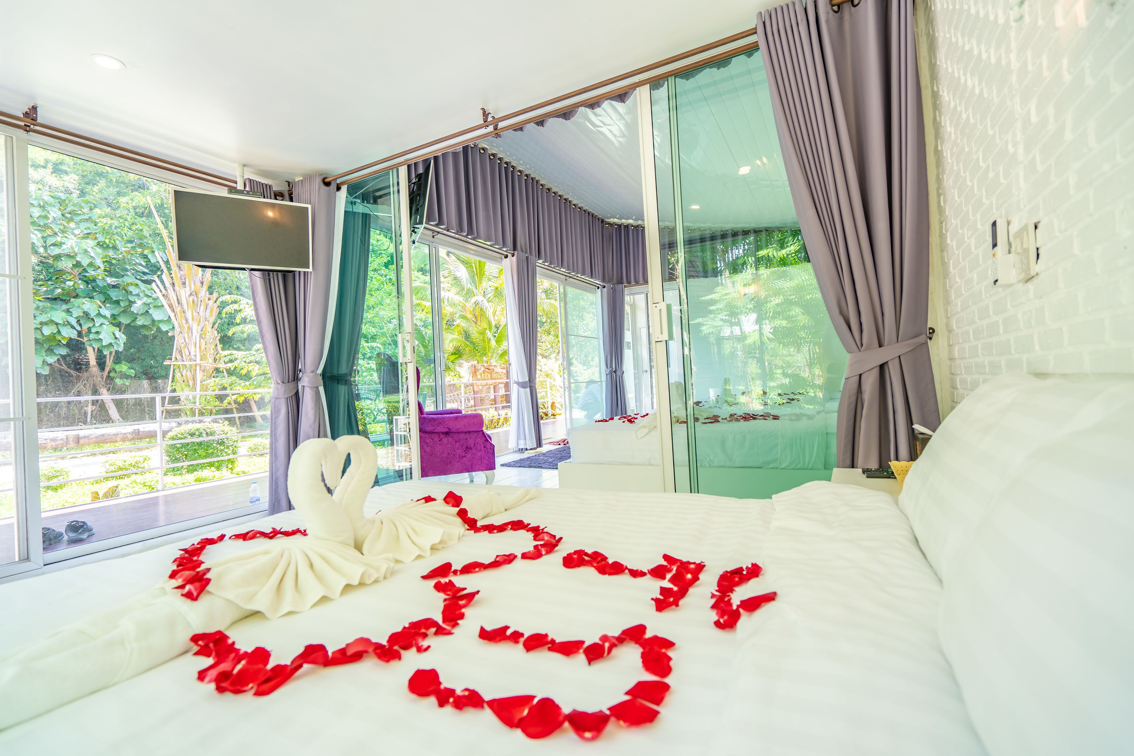 Junior Family Room (Hueanmoohao) | ตู้นิรภัยในห้องพัก, ผ้าม่านกันแสง, Wi-Fi ฟรี, ผ้าปูที่นอน