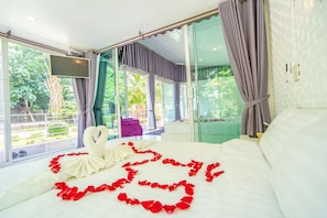 In-room safe, blackout curtains, free WiFi, bed sheets - The White House Boutique Chiangrai (Chiang Rai)