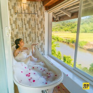 Deluxe Suite Room (Phusawan) | Djúpt baðker