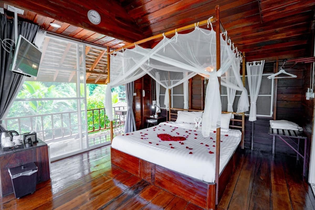 In-room safe, blackout drapes, free WiFi, bed sheets