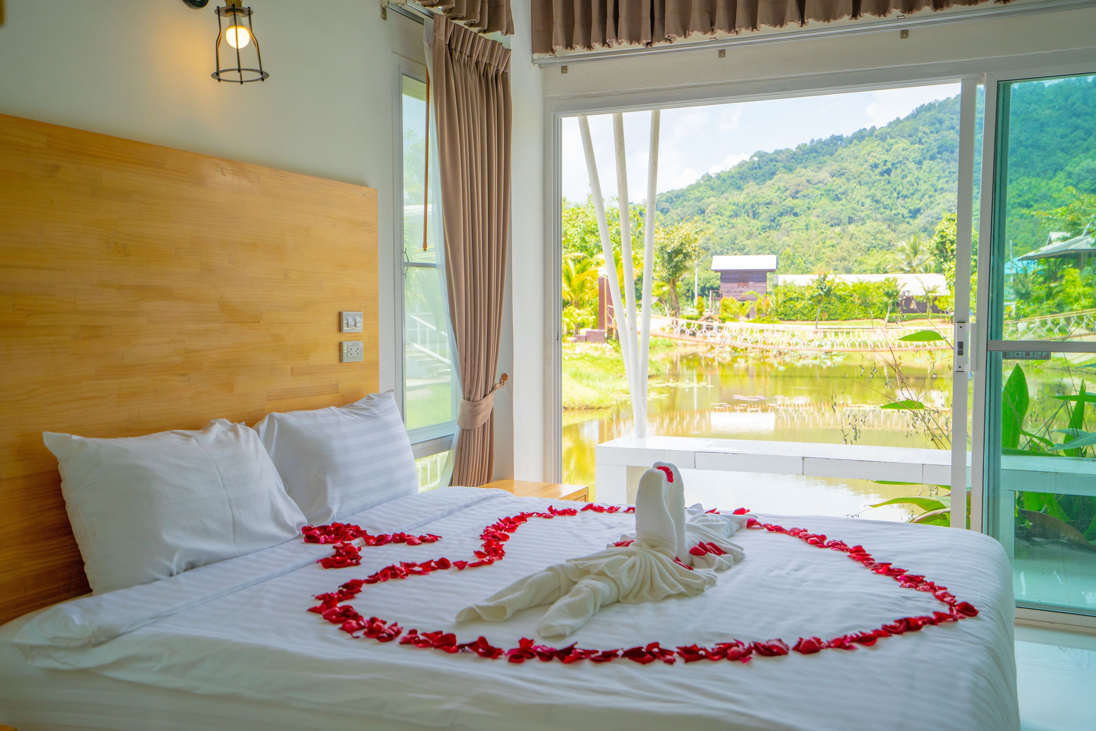 Superior Room (Phupraifah) | Cofres nos quartos, cortinas blackout, Wi-Fi de cortesia, roupa de cama