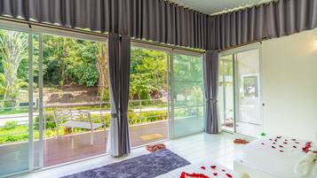 Junior Family Room (Hueanmoohao) | In-room safe, blackout drapes, free WiFi, bed sheets