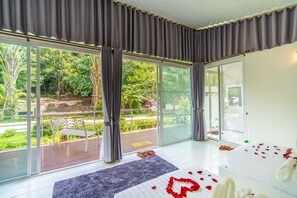 Junior Family Room (Hueanmoohao) | In-room safe, blackout curtains, free WiFi, bed sheets - The White House Boutique Chiangrai (Chiang Rai)