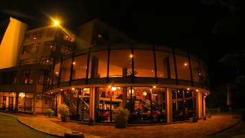 Mặt tiền nơi lưu trú - ban đêm