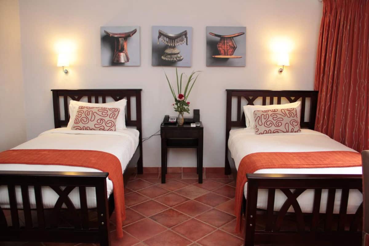 Chambre avec lits jumeaux, vue jardin | 1 chambre, minibar, coffres-forts dans les chambres, bureau