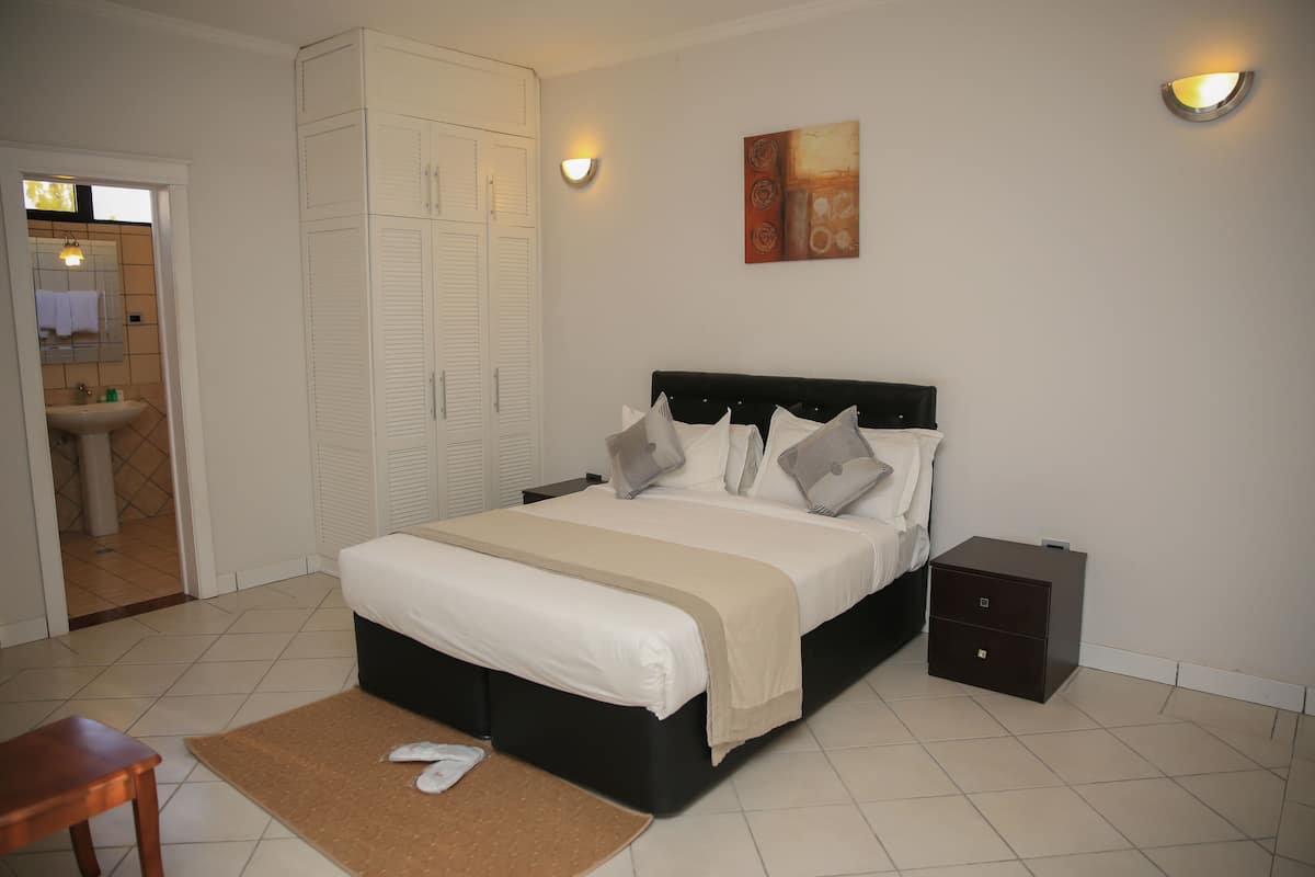 1 chambre, minibar, coffres-forts dans les chambres, bureau