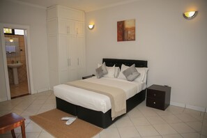 Minibar, Zimmersafe, Schreibtisch, Bügeleisen/Bügelbrett