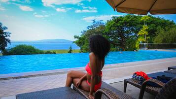 Hồ bơi ngoài trời, dù/ô trên bãi biển/hồ bơi, ghế dài tắm nắng