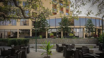 4 restaurants, breakfast, lunch, dinner served; Ethiopian cuisine