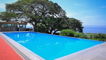 Utomhuspool, parasoller och solstolar