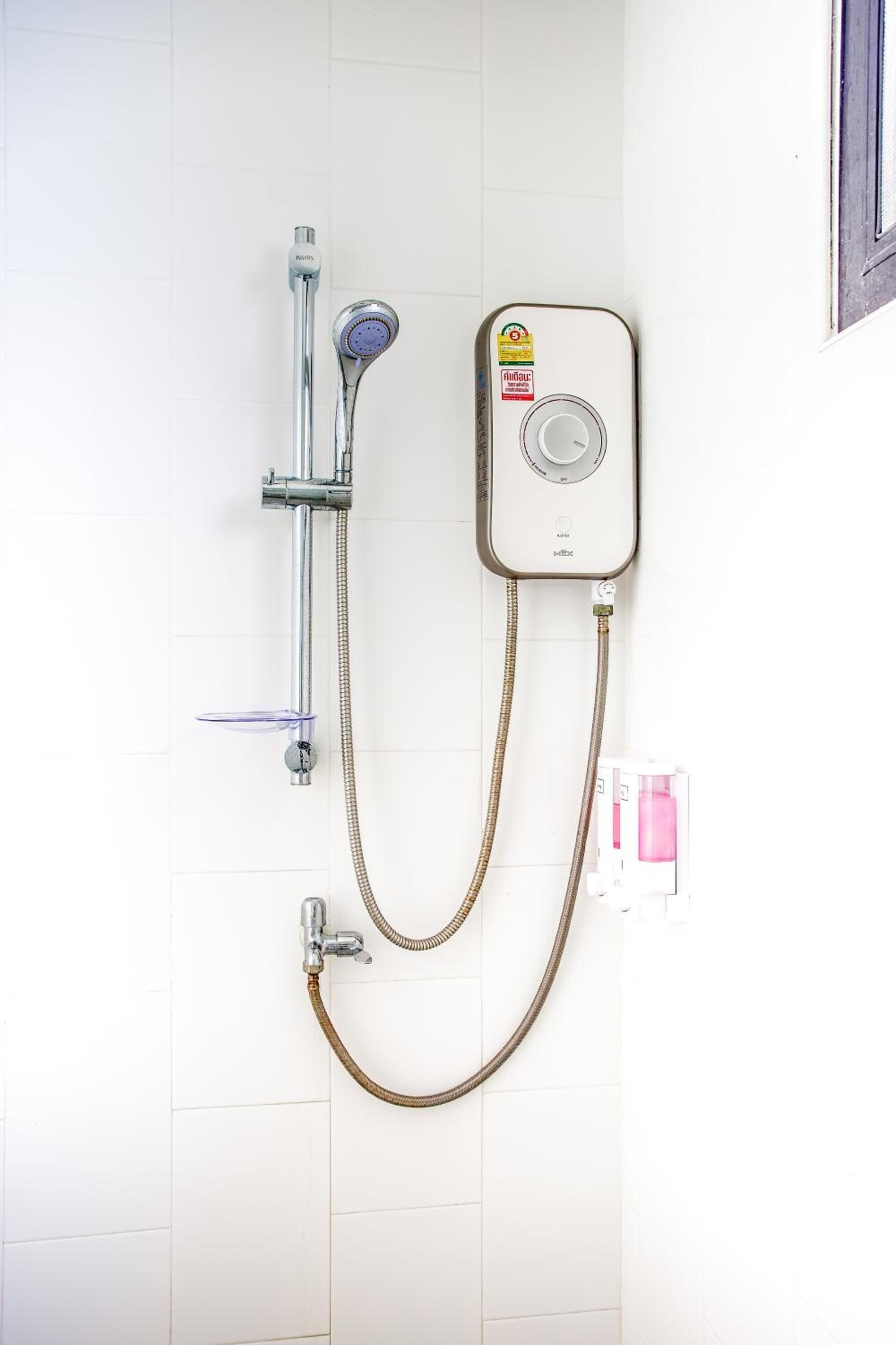 Een douche, gratis toiletartikelen, een haardroger, handdoeken