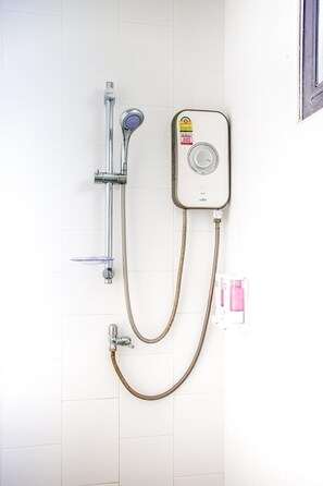 Shower, free toiletries, hair dryer, towels - Baan Le Vimaan (Nakhon Ratchasima)